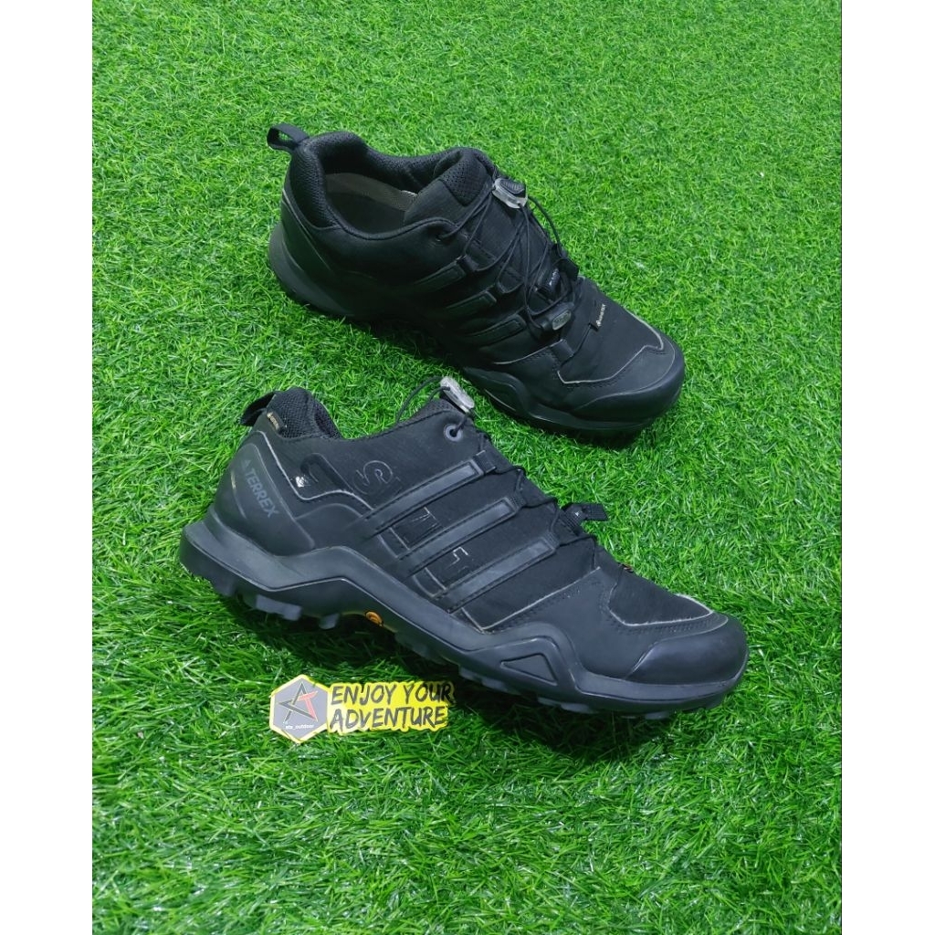 sepatu gunung trekking adidas size 43
