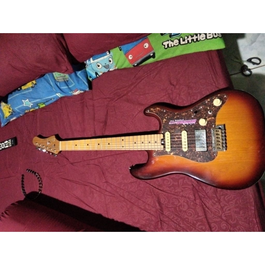 Gitar Crafter crema original