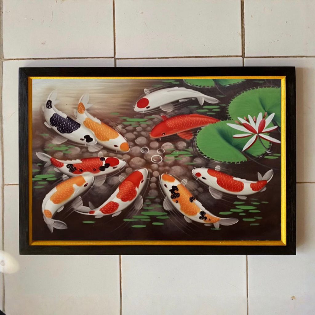 Hiasan dinding lukisan cetak plus bingkai ukuran 65×45cm ikan koi dan bunga teratai