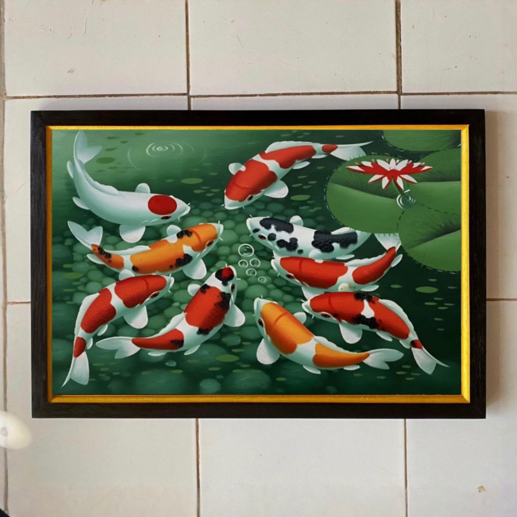 Hiasan dinding lukisan cetak plus bingkai ukuran 65×45cm ikan koi dan bunga teratai merah