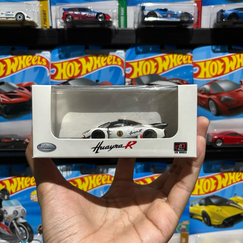 LCD MODELS Pagani HuayraR-Pearl White