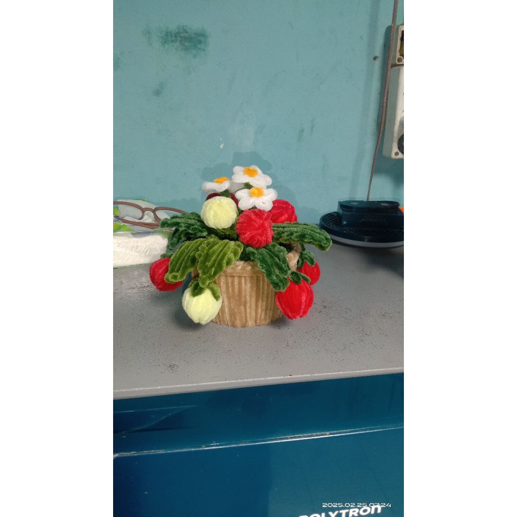 buah stroberi hiasan meja