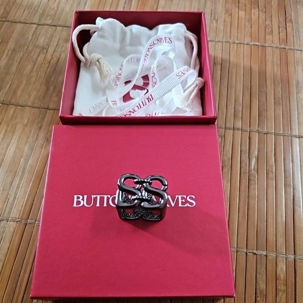 buttonscarves deux ring brooch hematite