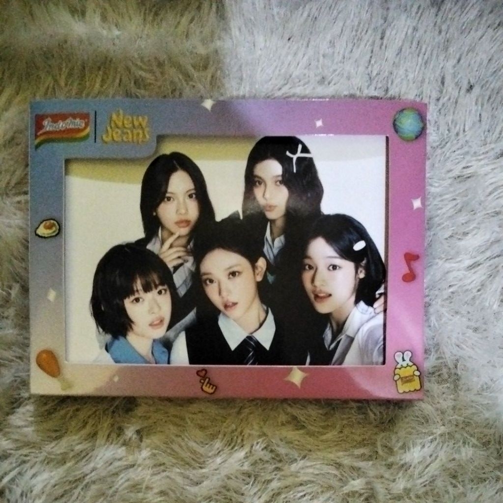 postcard set with frame Indomie × newjeans unsealed