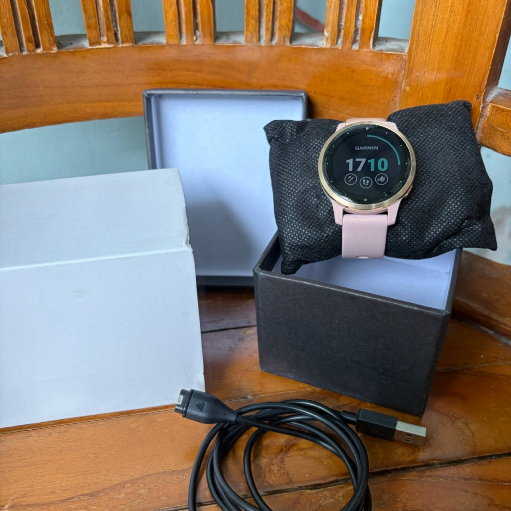 Smartwatch GPS Heartrate Garmin VIVOACTIVE 4s Fullset Second Defect Kaca