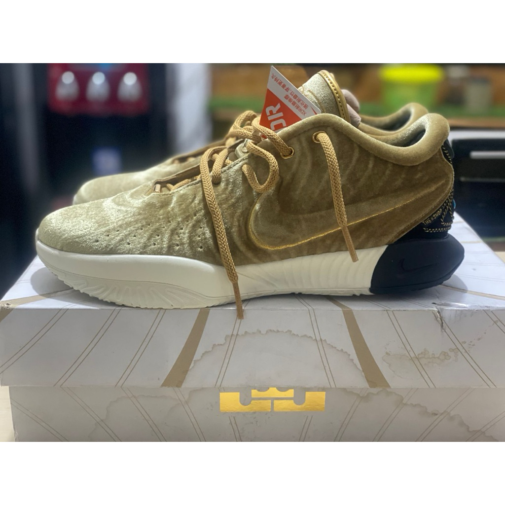 sepatu Nike Kyrie 2 “The Shop” / Special Edition Gold Velvet.