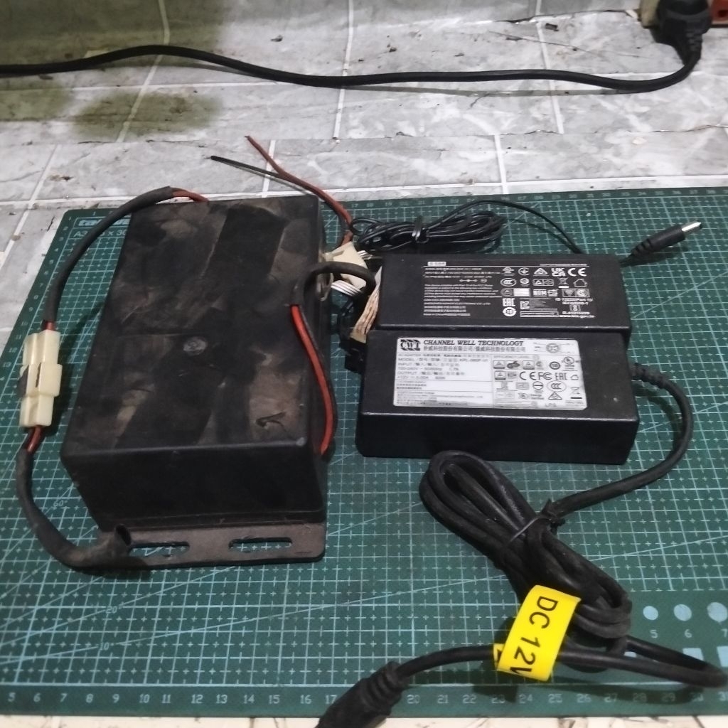 Jual 3 Unit Adaptor DC 12V Bekas 12V 3.33A & 12V 5A 60W Power Supply Terjangkau