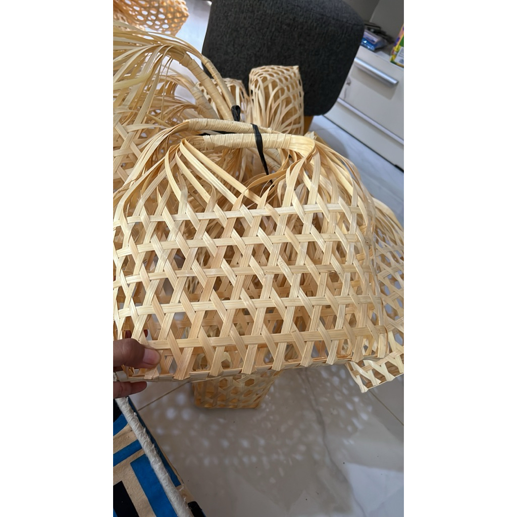 tas anyaman bambu sedang