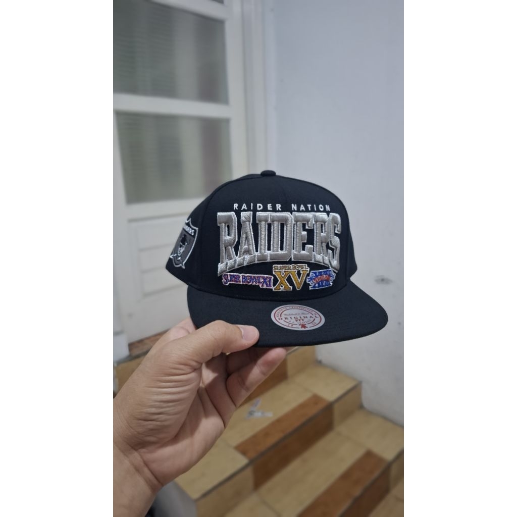 almost like new Mitchell & Ness Oakland Raiders NFL Champ Stack Snapback Cap in black.