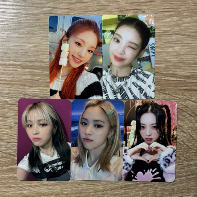 pc photocard itzy ryujin yeji yuna crazy in love guess who cil mmt bene 30k won season’s greeting sg