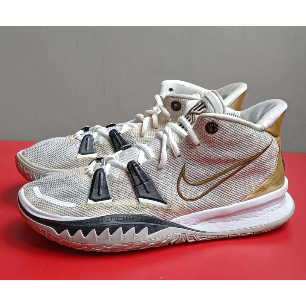 nike kyrie 5 size 44