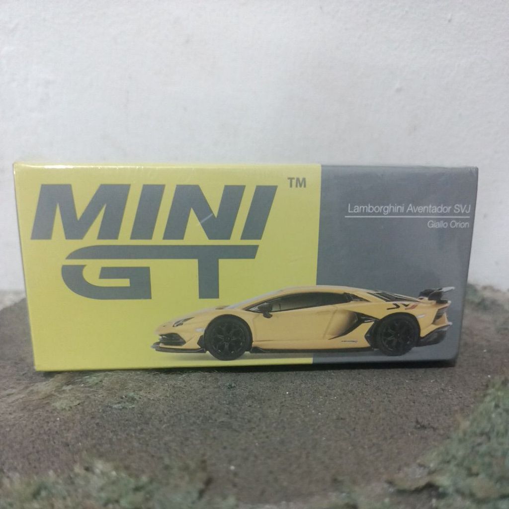 Mini GT//563 Lamborghini Aventador SVJ Giallo Orion - Free Protektor