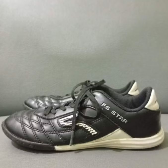 Preloved Homyped Sepatu futsal anak / sepatu sekolah size 34