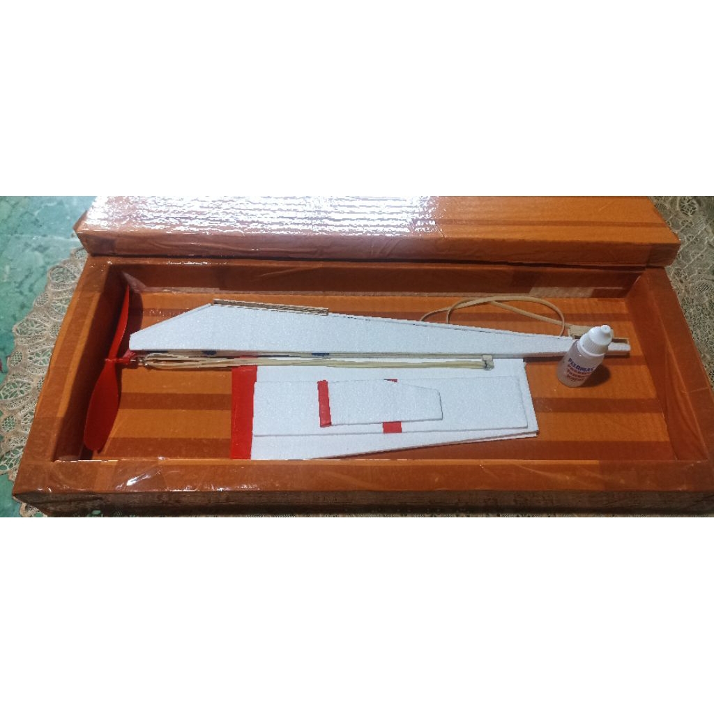 Mainan Pesawat Tenaga Karet