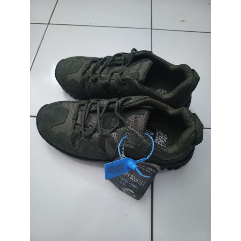 sepatu gunung hiking lowa low mulus