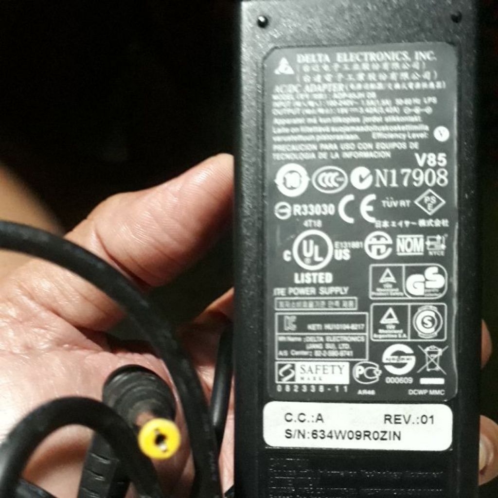 Adaptor Laptop Delta 220 V
