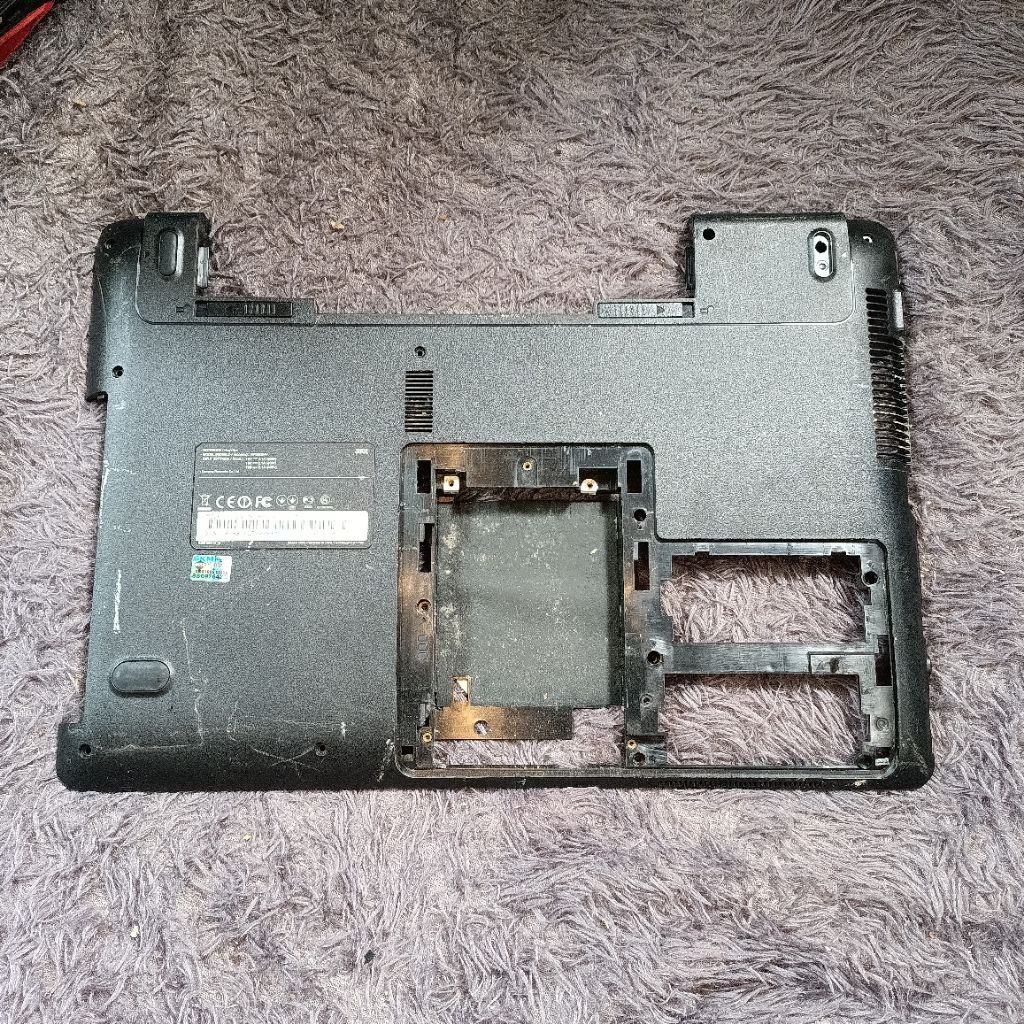 CASING BAWAH SAMSUNG 300E NP300E4V Bottomcase Kesing Kondisi second masih bagus
