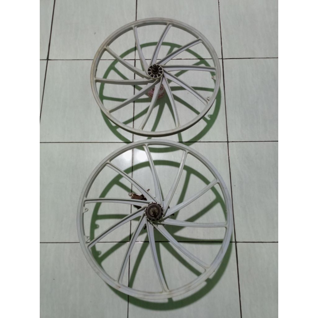 Roda depan belakang sepeda ontel bahan plastik ukuran 22×13/8 bekas Made in japan ready