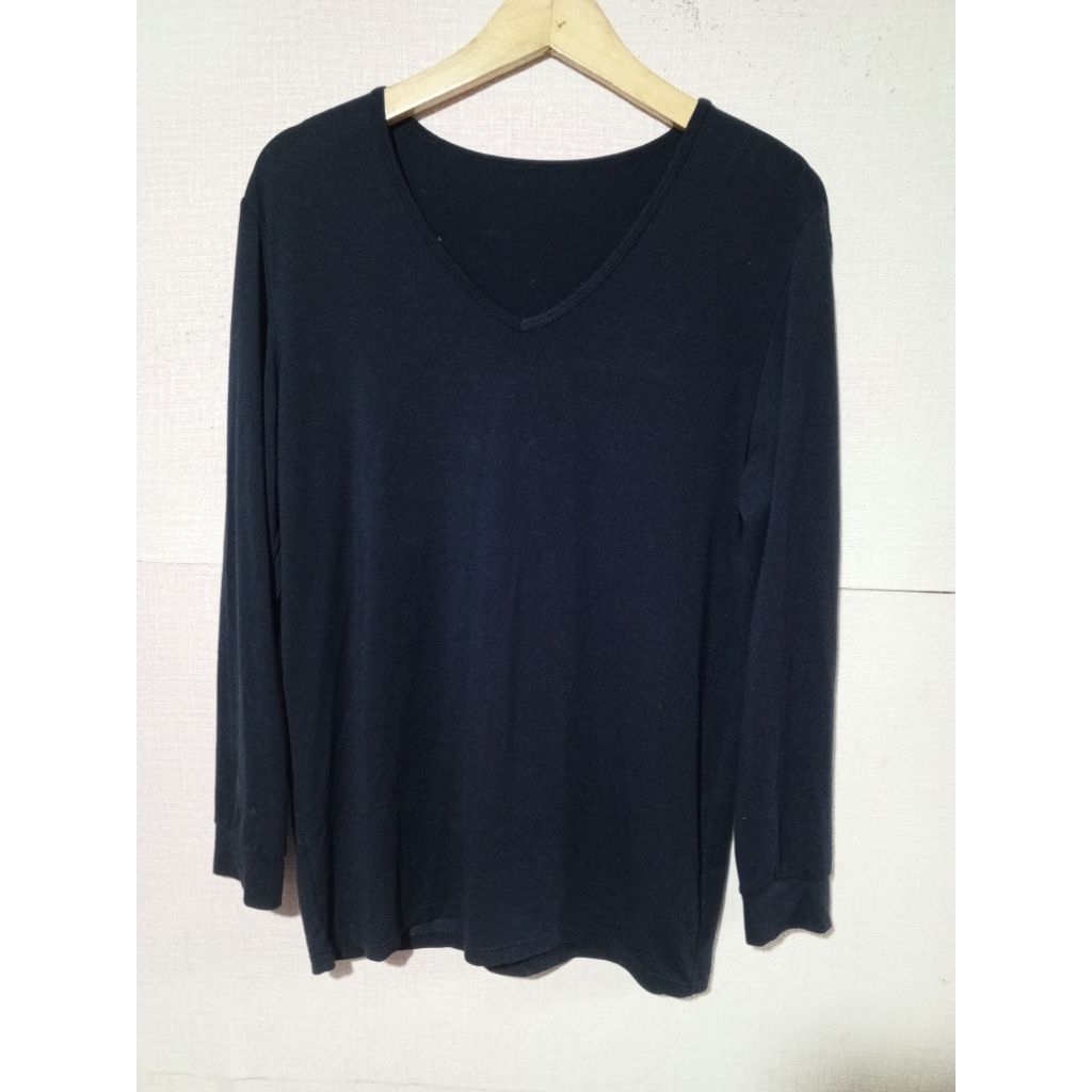 Baju kaos lengan panjang vneck global uniqlo size M fit L second