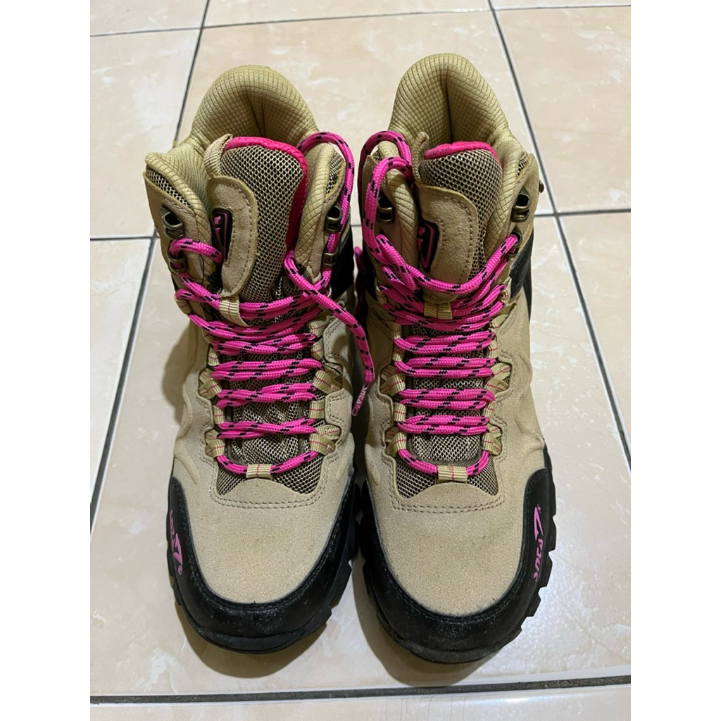 Prelove Sepatu Gunung Wanita SNTA