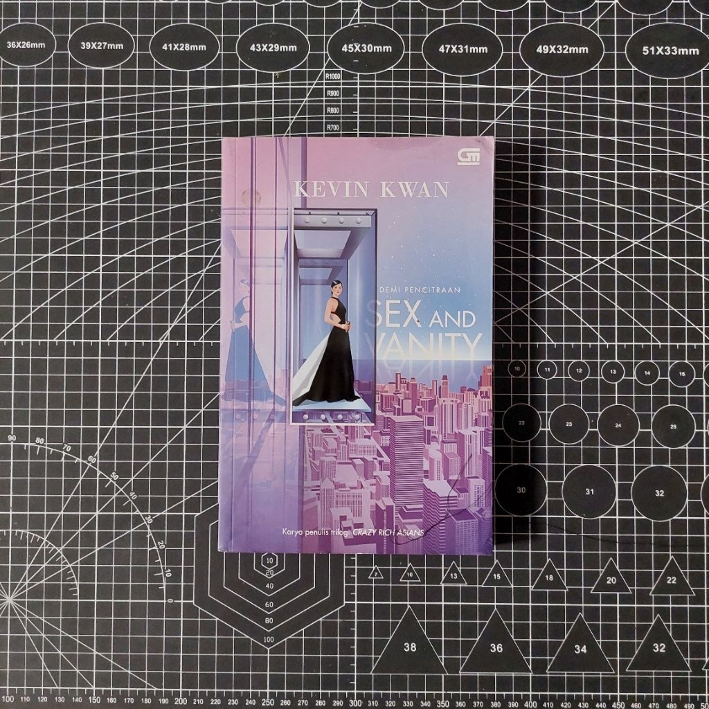 PRELOVED BOOK - Novel Sex and Vanity (Demi Pencitraan) - Kevin Kwan