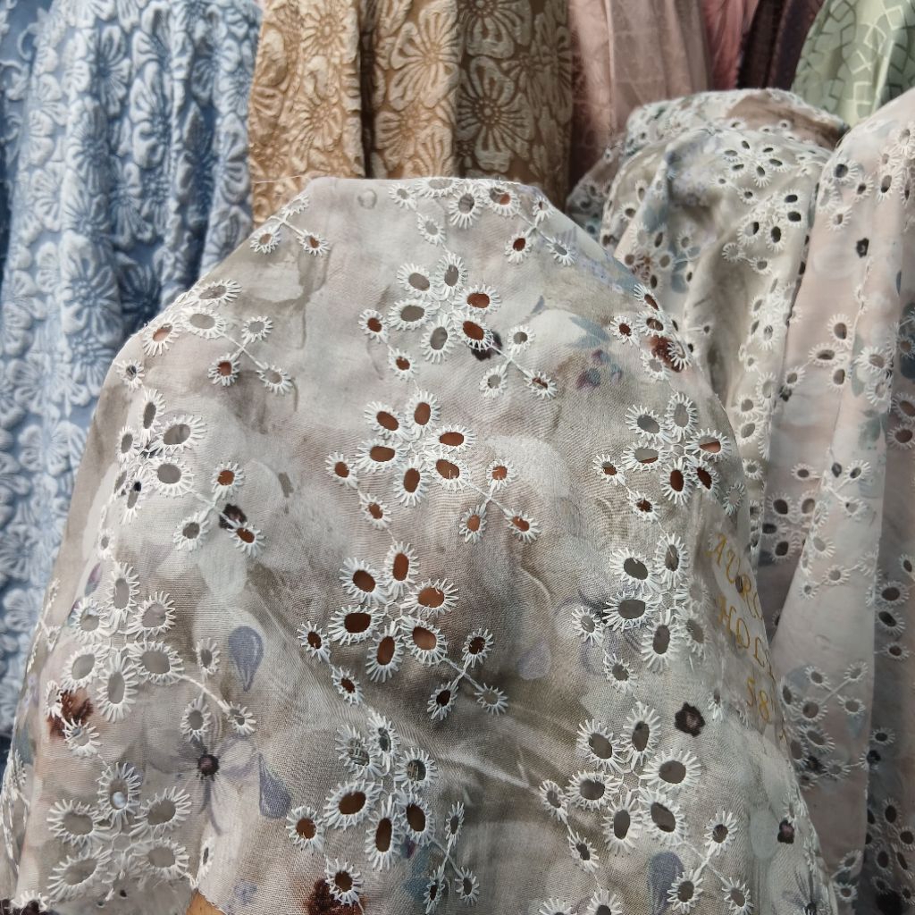 Kain bahan katun bordir bolong premium / Kain katun bordir bolong import