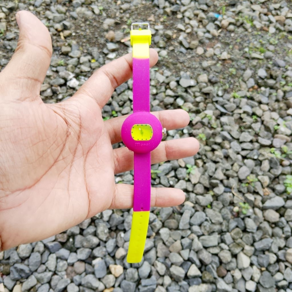 Jam tangan anak monol unik