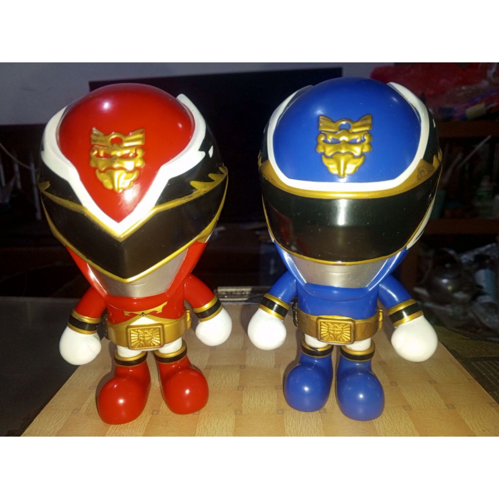 sepasang figure power rangers