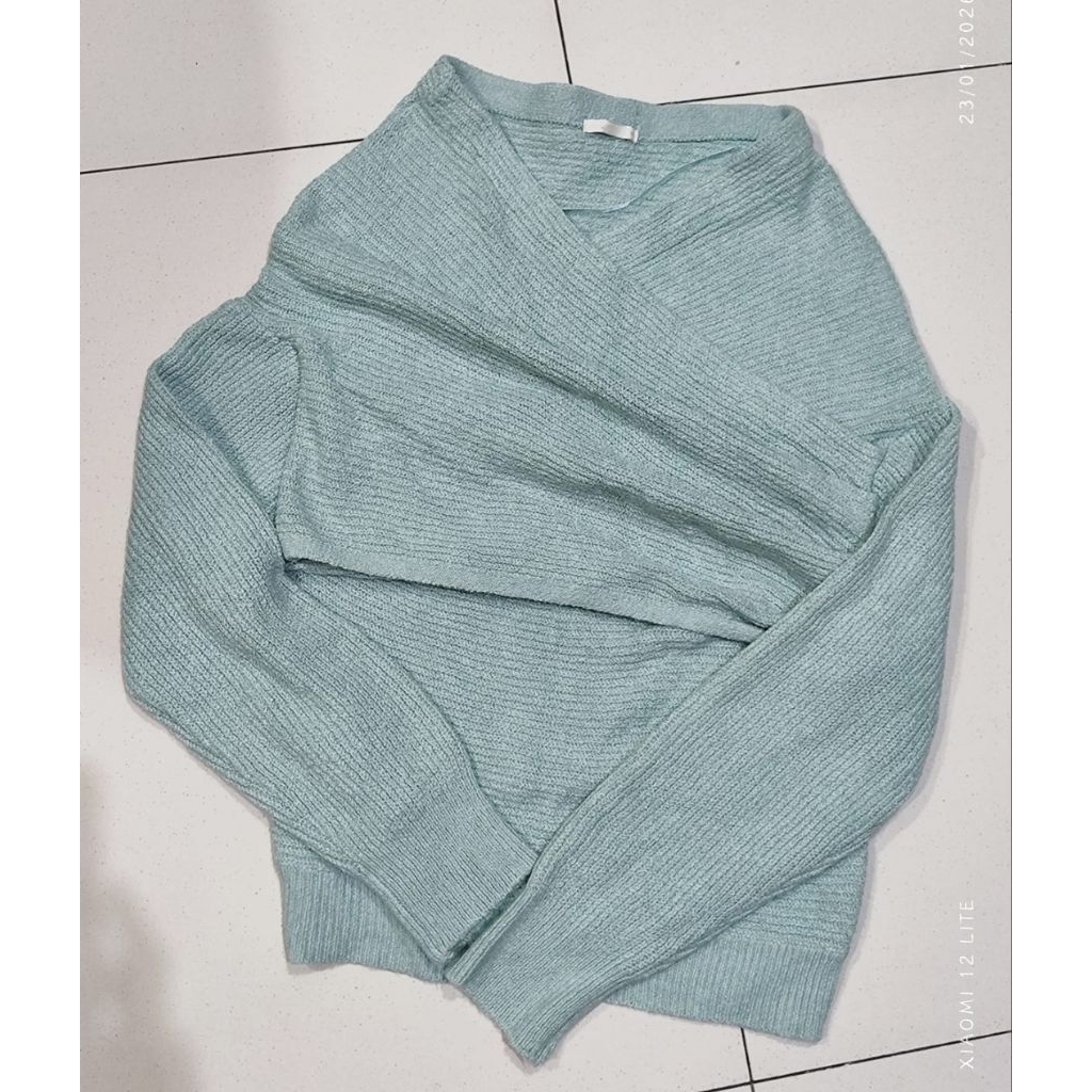 GU sweater