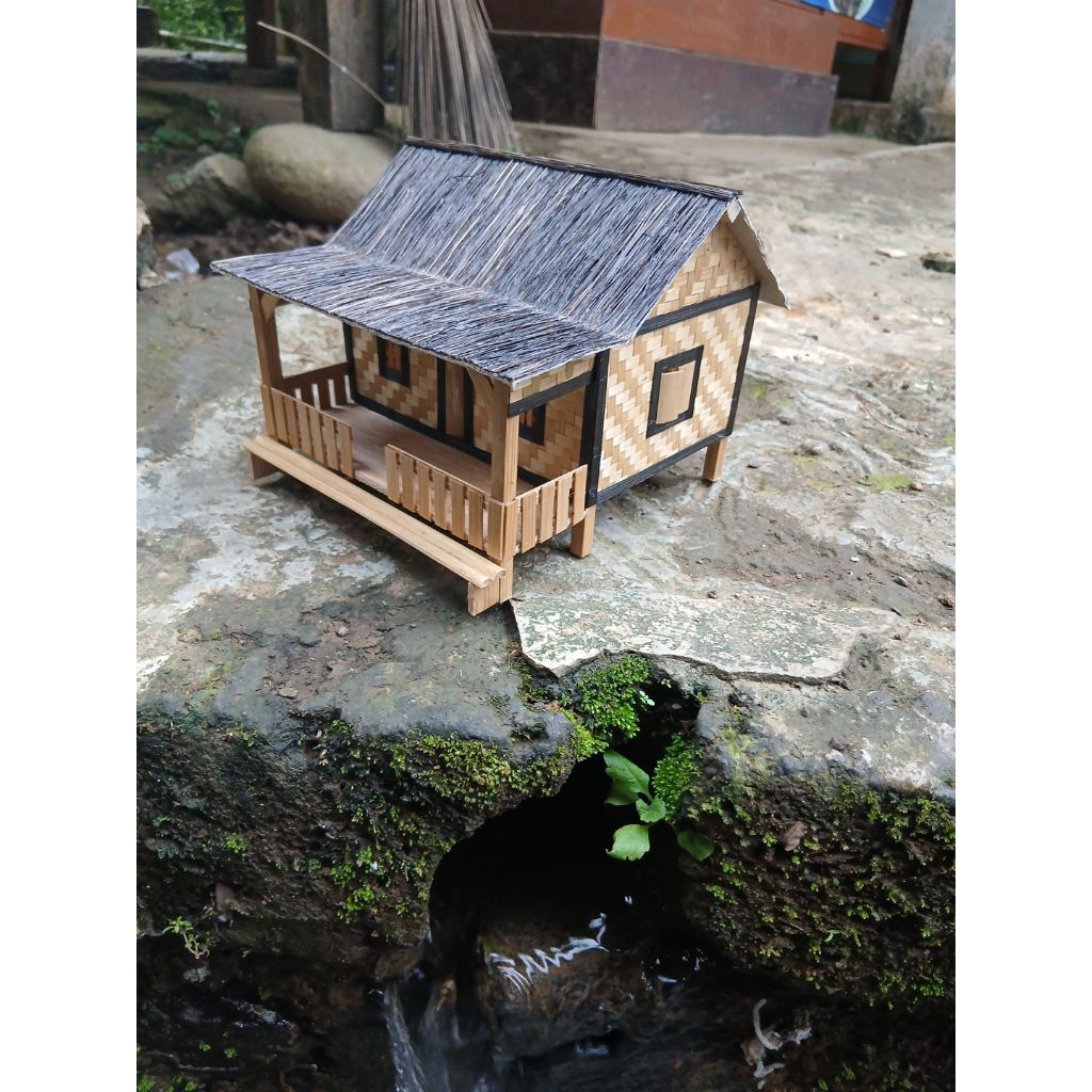 miniatur rumah adat, bahan ful bambu dan  atap injuk