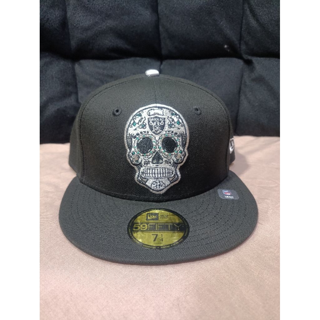 Topi New Era x Sugar Skull Raiders Size 7 1/4 True ORIGINAL 100%