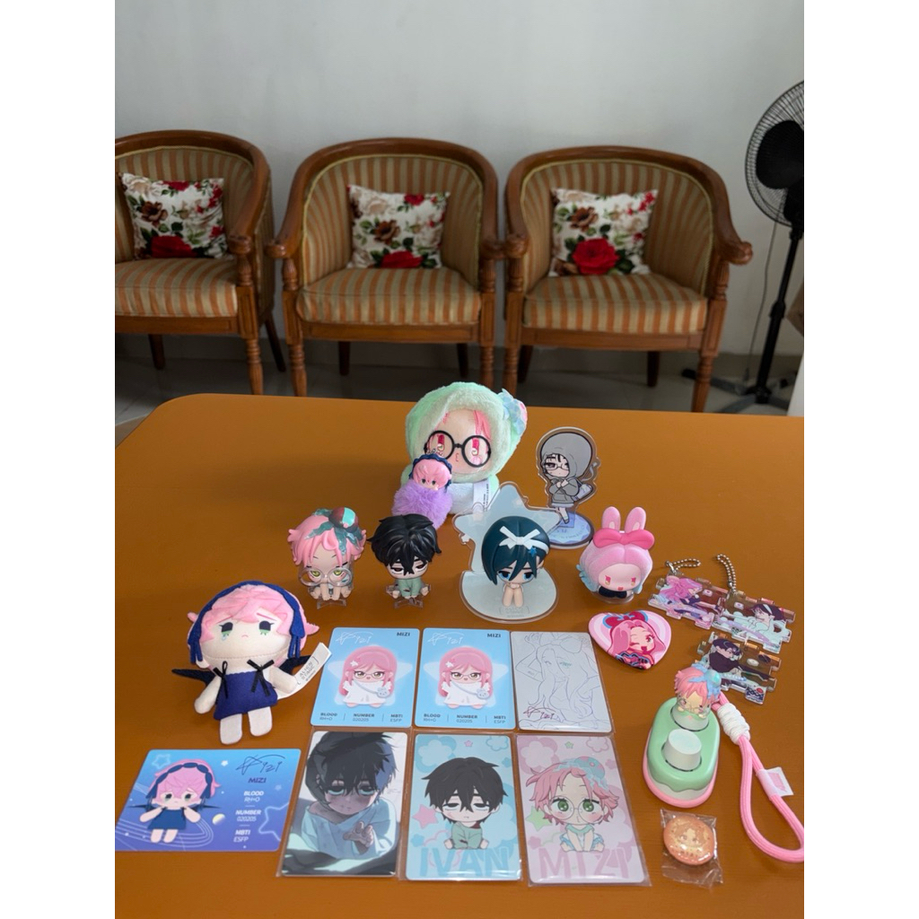 [Ready] Official Merch ALNST Mizi Sua Ivan Figure Keychain Pin