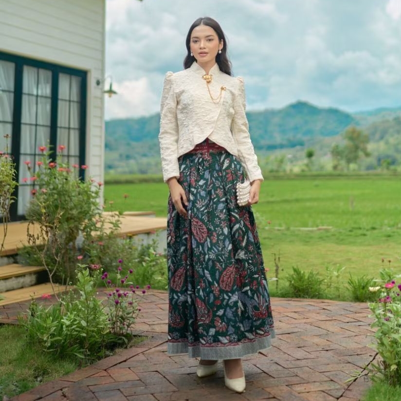 Janggan Modern Ivory Fukuro Premium / Kebaya Janggan Atasan Ivory Rok Hijau Botol Motif