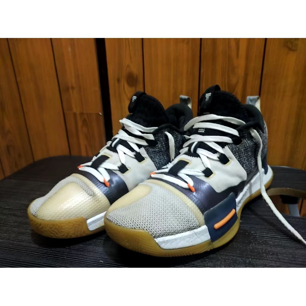 Sepatu Basket Peak Taichi