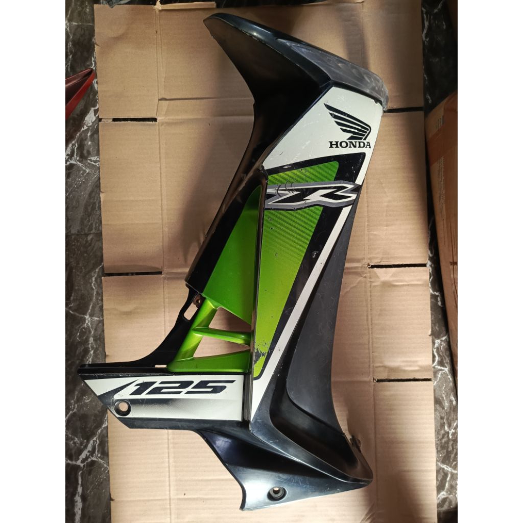 Sayap samping sayap luar kanan Honda Supra X 125 Batman sebelah kanan original
