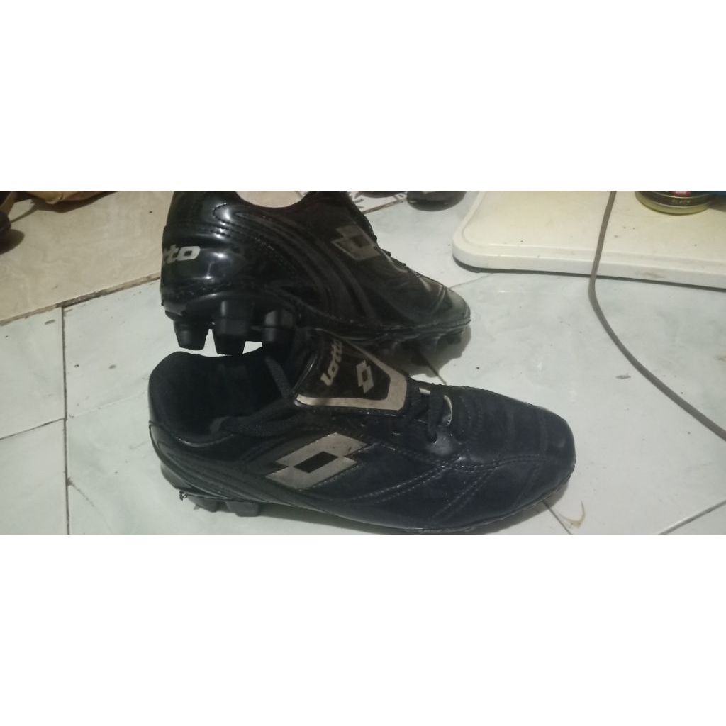 SEPATU BOLA LOTTO
