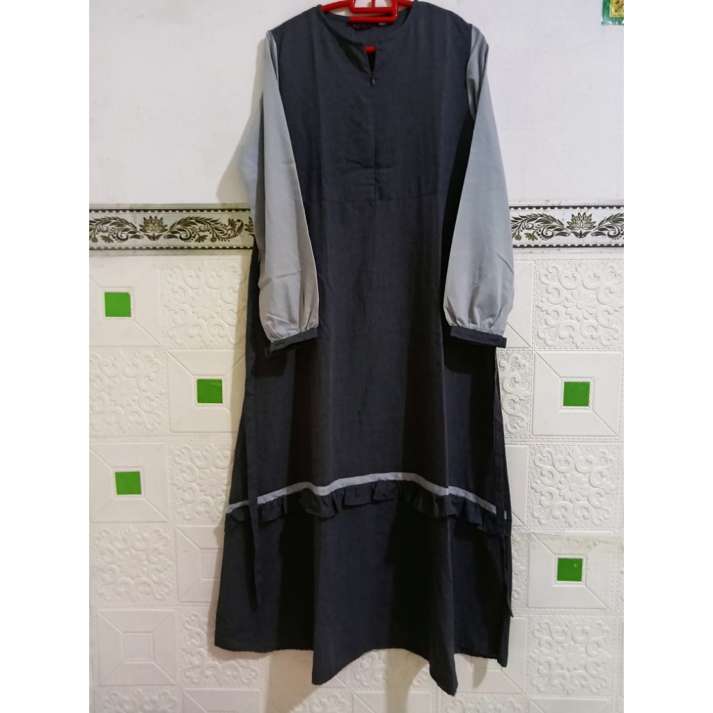PRELOVED Gamis/Dress By Nayma Warna Abu Tua Lengan Abu Muda Size M