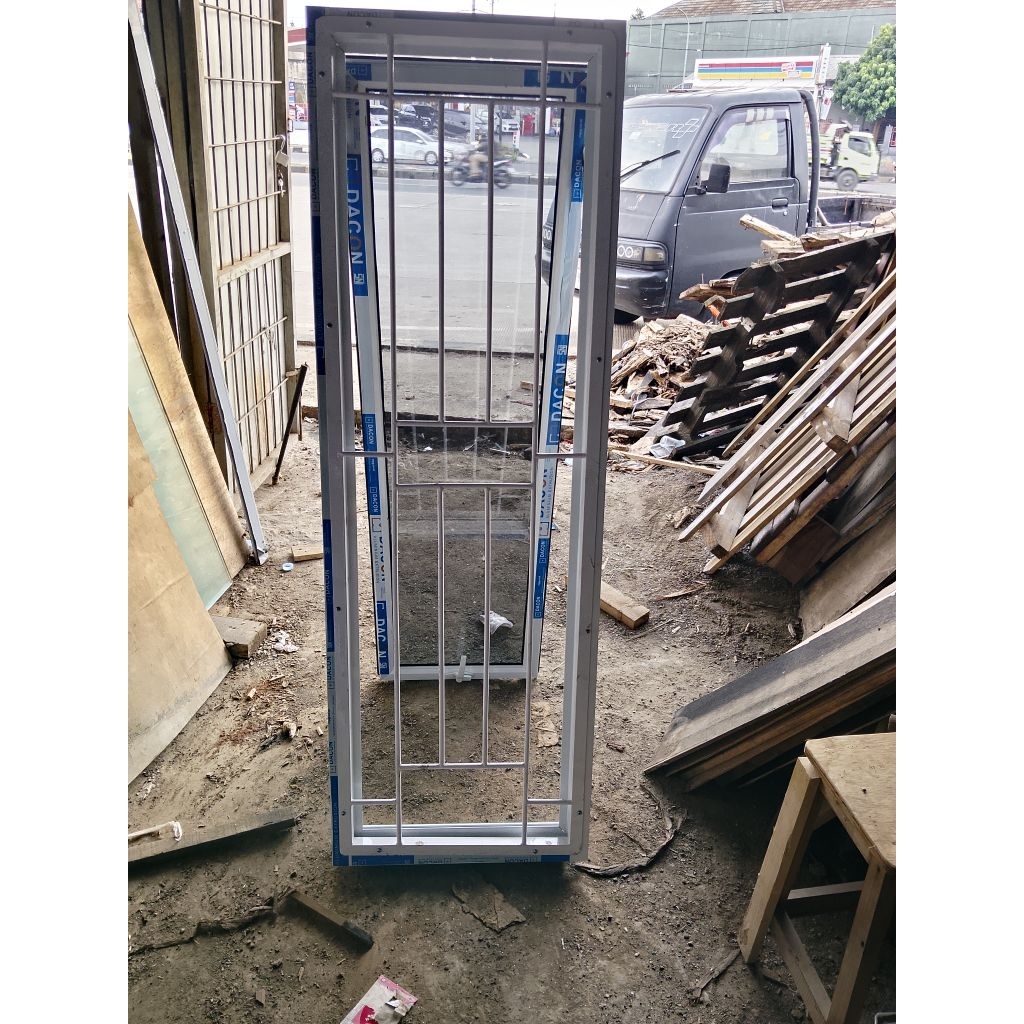 satuset kusen cendela alumunium sepaket tralis ukuran T160xL50 komplit asesoris gratis packing kayu