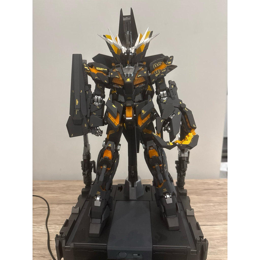 bandai PG UNICORN BANSHEE NORM CUSTOM REPAINT + LED yellow