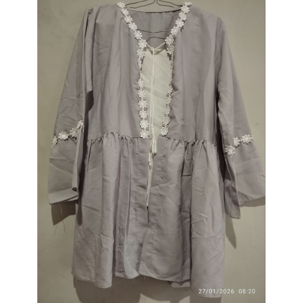 Tunik Wanita Abu-Abu Bordir Bunga Putih | Lengan Panjang | Preloved