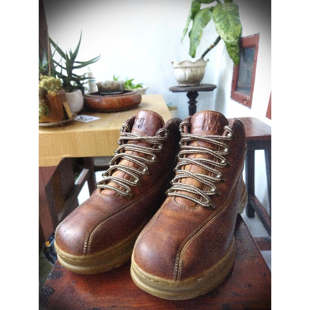 sepatu outdoor kulit waterproof seken brand Helly Hansen sz 38