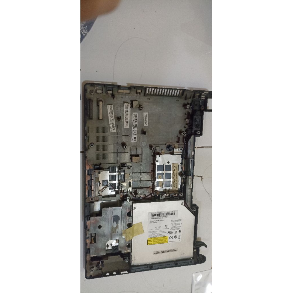 bagian bawah (bottom case) dari laptop Toshiba Satellite L645 atau L640.