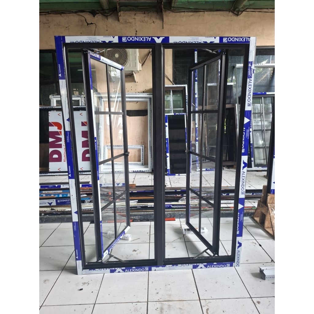 jendela aluminium dua daun kusen 3inc merek alexindo kaca 5mm