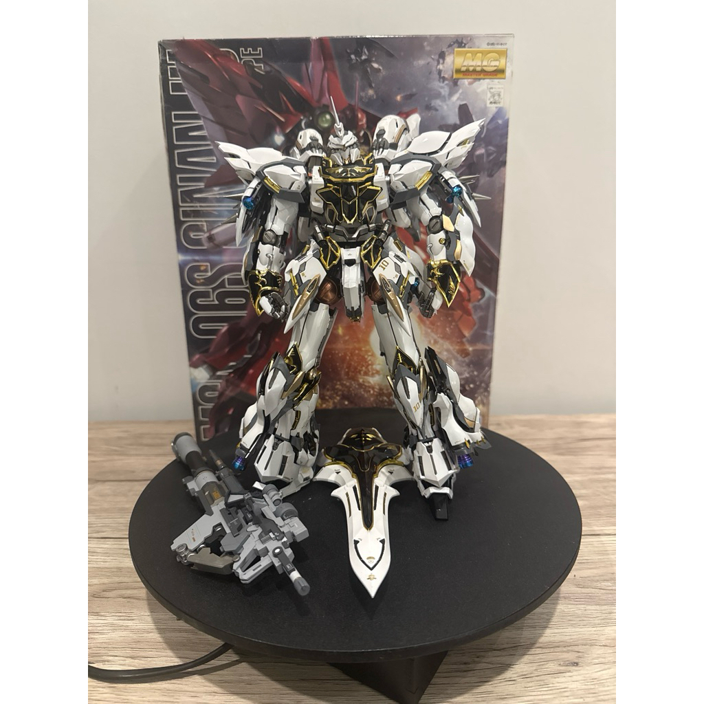 MG SINANJU bandai + Takumi Studio Custom Repaint White Gold