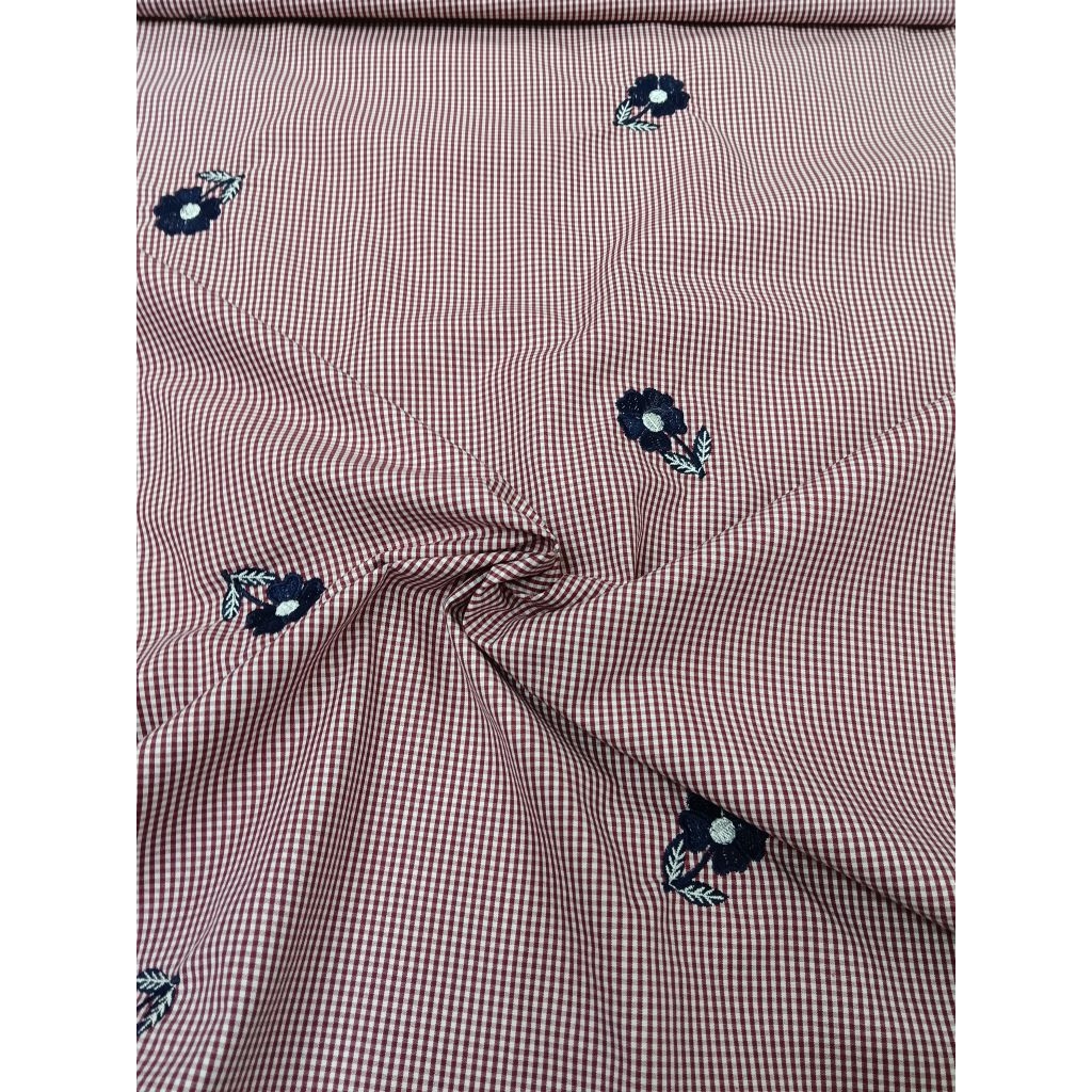 KAIN KATUN KOTAK BORDIR MOTIF BUNGA WARNA DASAR KAIN MERAH MAROON