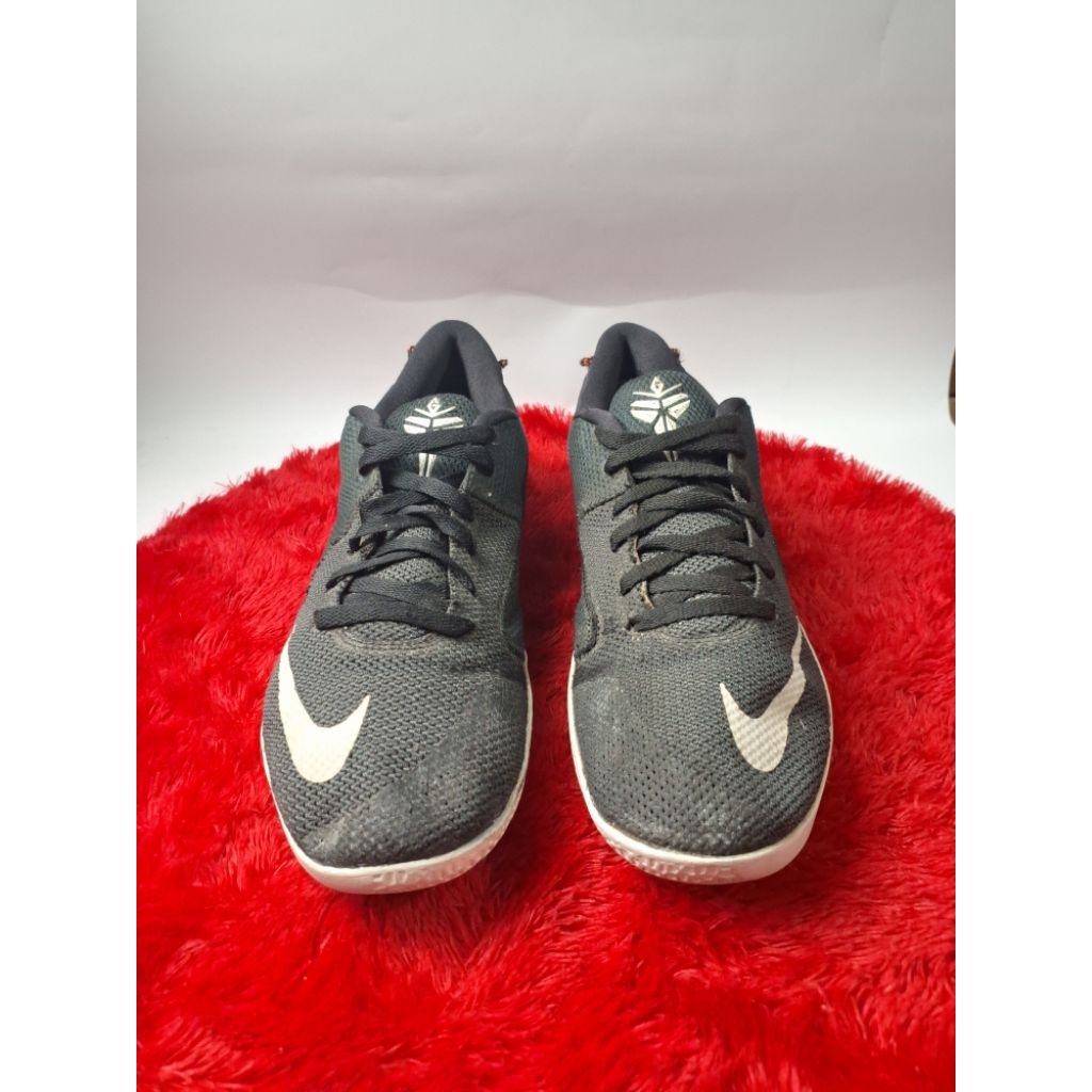 Sepatu basket Ukuran 45