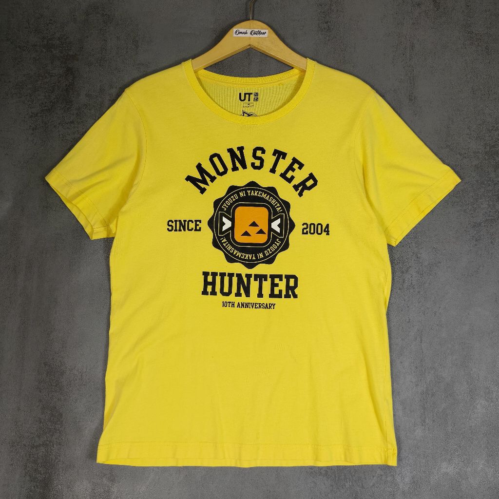 Kaos Uniqlo x Monster Hunter