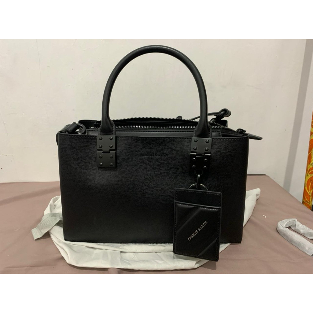 PRELOVED TAS CHARLES & KEITH