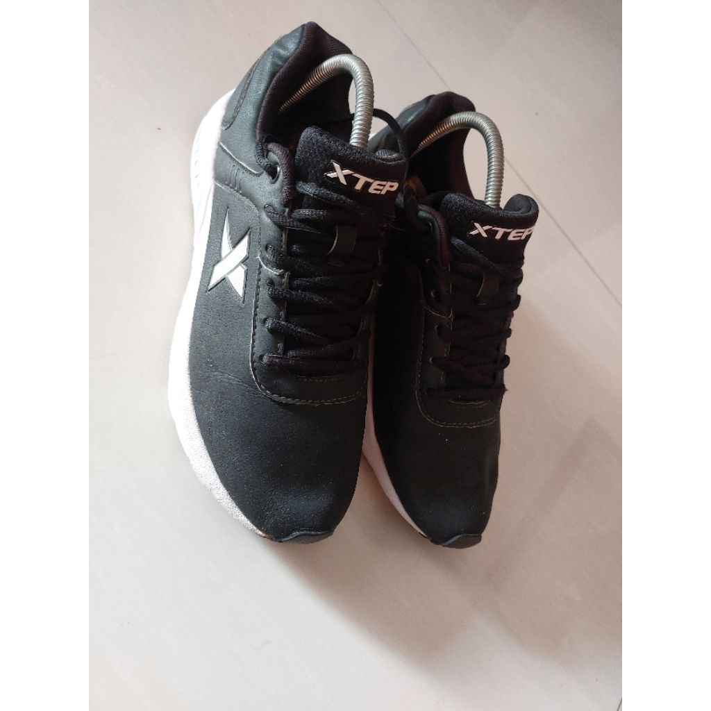 Sepatu lari xtep basic running