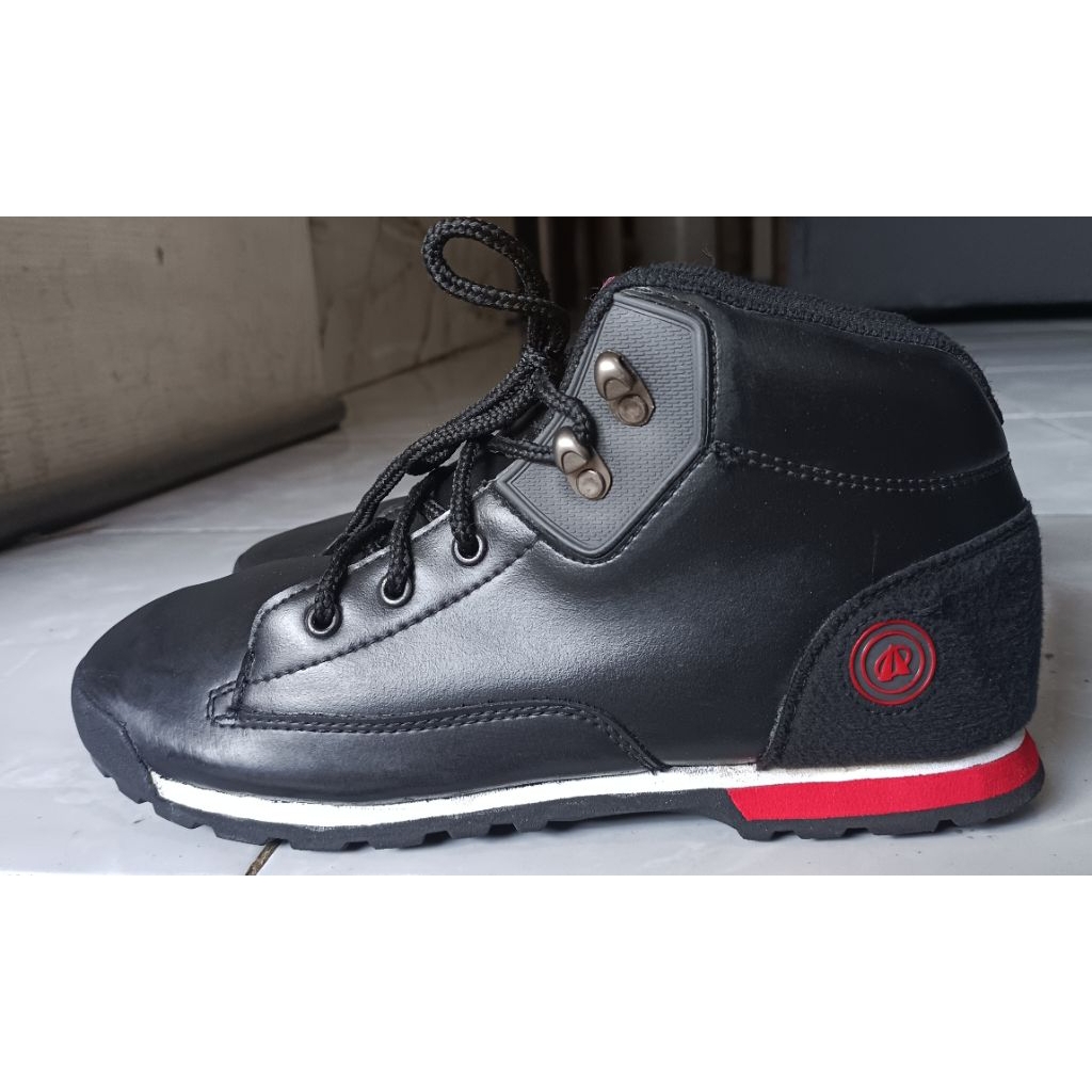 Sepatu Outdoor / gunung Ardiles size 39